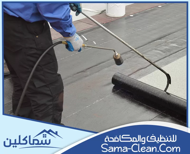 عزل الاسطح بالبيتومين في عجمان حيث يتم تطبيق طبقة من البيتومين العازل على الأسطح لحمايتها من تسربات المياه والرطوبة، مما يضمن حماية فعالة وطويلة الأمد للمباني.