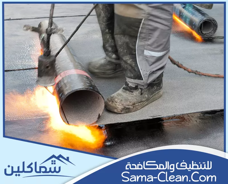 عزل الاسطح بمادة البولي يوريثين في عجمان حيث يتم استخدام هذه المادة المتطورة لضمان حماية فعالة ضد الرطوبة والتسربات، مما يحسن العزل الحراري ويطيل عمر المباني.