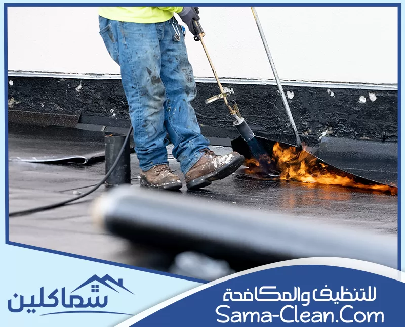 عزل الاسطح حراريًا في العين حيث يتم تطبيق مواد عازلة لضمان حماية فعّالة ضد ارتفاع درجات الحرارة، مما يساهم في تقليل استهلاك الطاقة وتحسين راحة البيئة الداخلية.