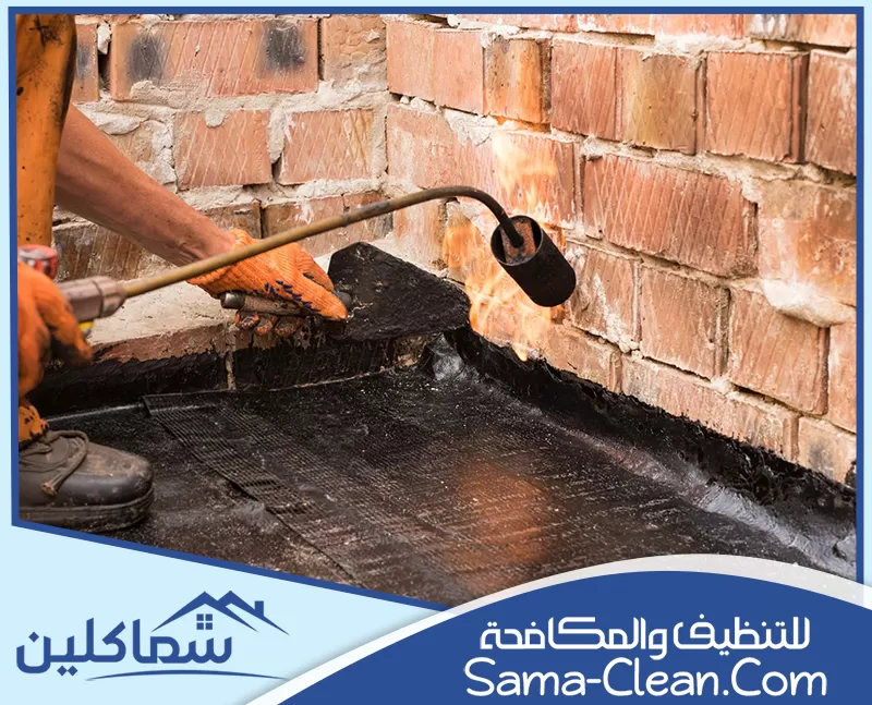 فني متخصص يقوم برش عزل الاسطح بالفوم في رأس الخيمة باستخدام تقنيات حديثة توفر حماية فعالة من الحرارة والتسربات وتحافظ على متانة المبنى لسنوات طويلة.