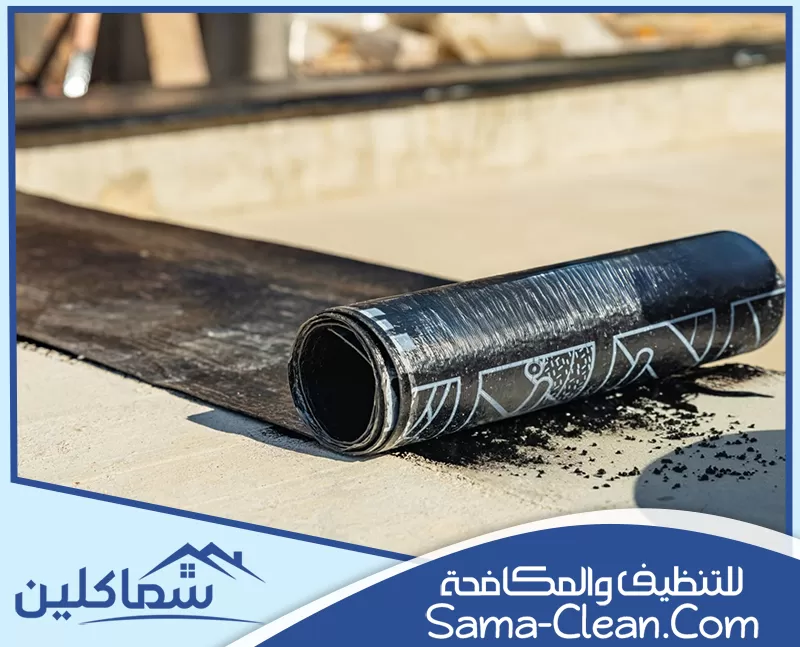 فني محترف يقوم بتطبيق عزل الاسطح بالبيتومين في راس الخيمة باستخدام أحدث الأدوات، لضمان حماية المباني من تسربات المياه وحرارة الشمس بكفاءة عالية.